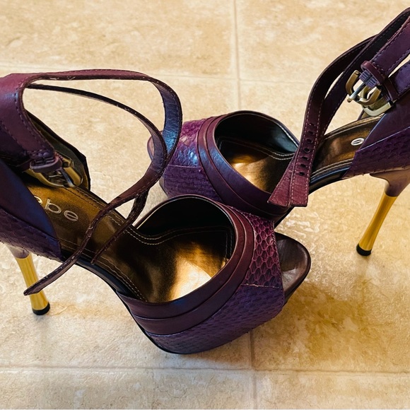 Bebe Purple platform 6” gold tip heels. - Picture 6 of 7